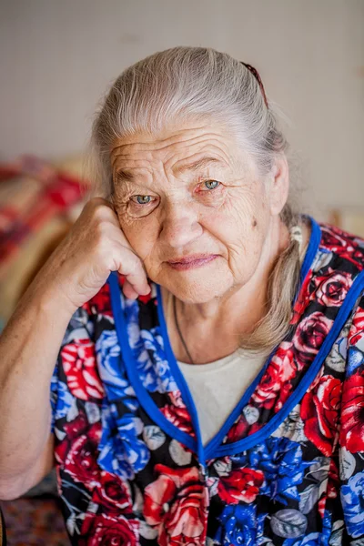 高级女人若有所思和担心 图库图片