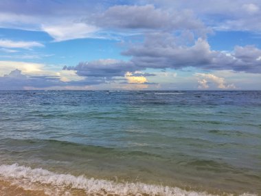 tropikal deniz mavi gökyüzü altında