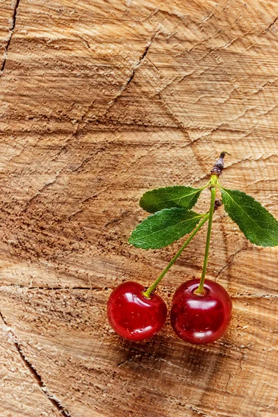 Cerises rouges sur table en bois — Photo