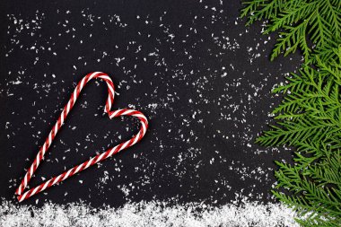 Kozalaklı ağaç dallarından ve kartanelerinden oluşan yeşil Noel ağacı.