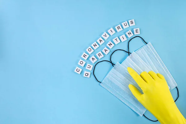 Inskriptionen karantän på en blå och gul bakgrund. Medicinska skyddsmasker. kopieringsutrymme. — Stockfoto