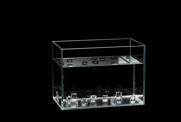 Aquarium en verre isolé sur fond noir. Cubes de glace dans l'aquarium. — Photo