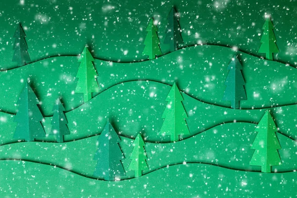 3D pop-out kerstbomen papier kunstwerk in groene achtergrond. papier snijden ontwerp kaart. — Stockfoto