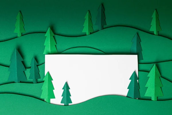 3 Boyutlu Yılbaşı Ağaçları Yeşil arka planda kağıt işçiliği. — Stok fotoğraf