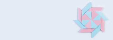 Origami Yıldızı. Kare kağıtlardan yapılmış. Renkli kağıt işçiliği.