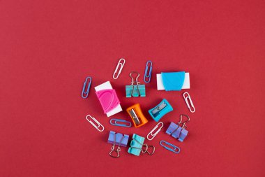 Kırmızı arka planda okul kağıtları. Asgari konsept sanat.