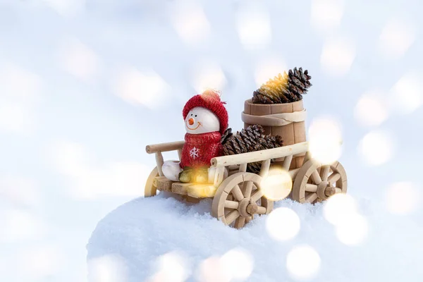 圣诞节的背景是雪人乘坐木车 快乐的雪人在冬天的圣诞景观 圣诞快乐和节日快乐贺卡 冬季概念 — 图库照片
