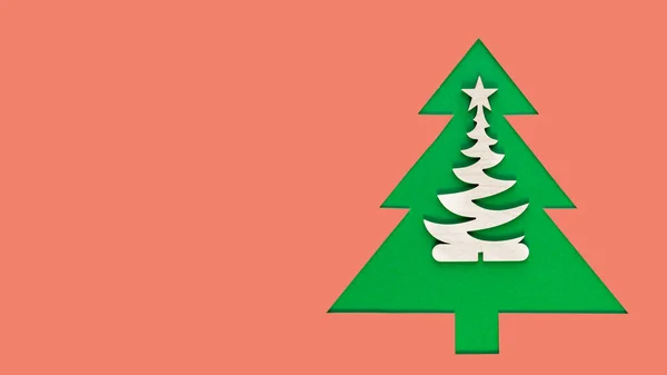 Рождественская елка, вырезанная из бумаги на розовом фоне. Длинное широкое знамя — стоковое фото