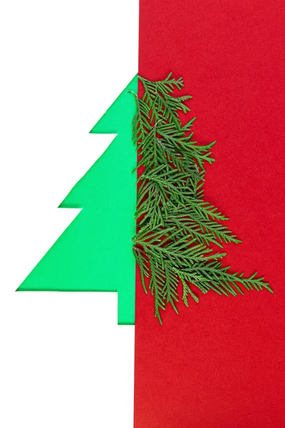 Beyaz ve kırmızı arka planda kağıttan kesilmiş Noel ağacı. — Stok fotoğraf