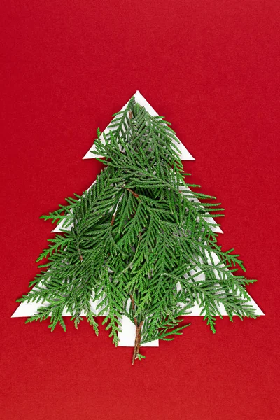 Karácsonyfa kivágott papírból piros alapon. Papírművészet másolási hellyel. — Stock Fotó