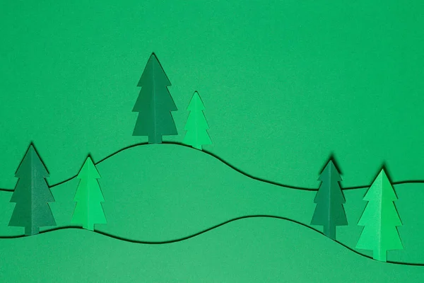 Weihnachtsbaum Papier schneiden Design Papercraft-Karte. Weihnachtsbäume aus Papier. Weihnachtliche Papierkunst lizenzfreie Stockbilder