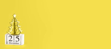 Moda 2021 yılbaşı ağacı yeni renkler. Mutlu Noeller ve fotokopi alanı olan yeni yıl tebrik kartı. Kış tatili konsepti. 2021 yılının aydınlatıcı sarı rengi. Uzun bayrak.