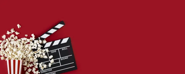 Regarder Film Avec Pop Corn Clapperboard Sur Fond Rouge Accessoires Photo De Stock