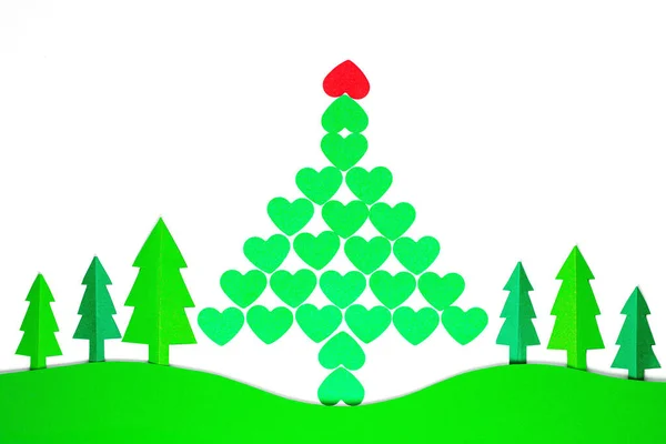 Zöld karácsonyfa, szívből készült. Karácsonyi papíráru. — Stock Fotó