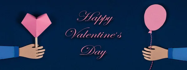 Kâğıt Origami Kalbi 'ni tutarken üzerinde "Sevgililer Günün kutlu olsun" yazılıydı.. — Stok fotoğraf