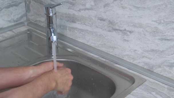 Facet Myje Ręce Mydłem Pod Strumieniem Domu Koncepcja Zdrowia Czyszczenia — Wideo stockowe