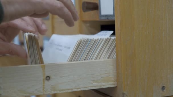 Samiec karty wyszukiwania strony w starym drewnianym katalogu kart — Wideo stockowe