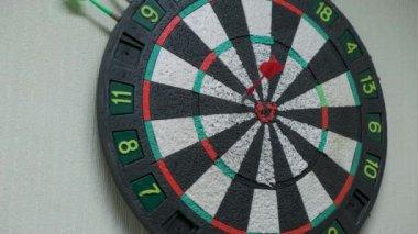 Hedefe üç ok atıyor ve 10 puan çemberi kaçırıyor..