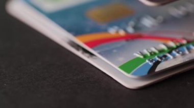 Kredi kartlarını masaya yatırdım. Nakitsiz ödemeler. Online Alışveriş Satın Alma. Tüketim Müşterisi Tüketicisi