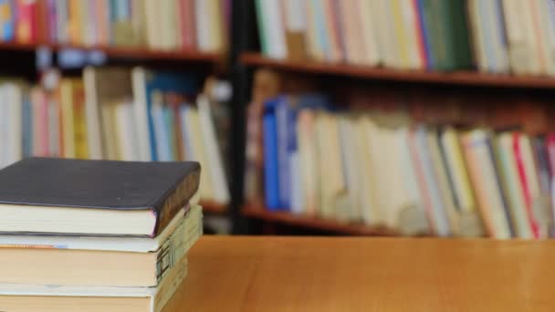 Um homem mãos coloca pilhas de livros sobre a mesa — Vídeo de Stock