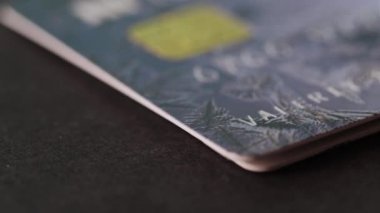 Kredi kartlarını masaya yatırdım. Nakitsiz ödemeler. Online Alışveriş Satın Alma. Tüketim Müşterisi Tüketicisi