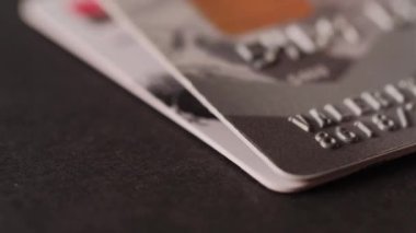 Kredi kartlarını masaya yatırdım. Nakitsiz ödemeler. Online Alışveriş Satın Alma. Tüketim Müşterisi Tüketicisi