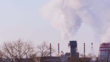 Sanayi buhar bacası. Duman yığınından endüstriyel buhar yükseliyor. Çevre Suçları.