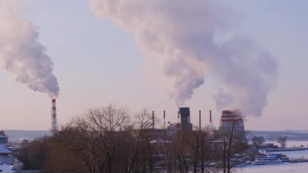 Industriële stoomschoorsteen. Industriële stoom stijgt op uit een rookschoorsteen. Milieucriminaliteit. — Stockvideo