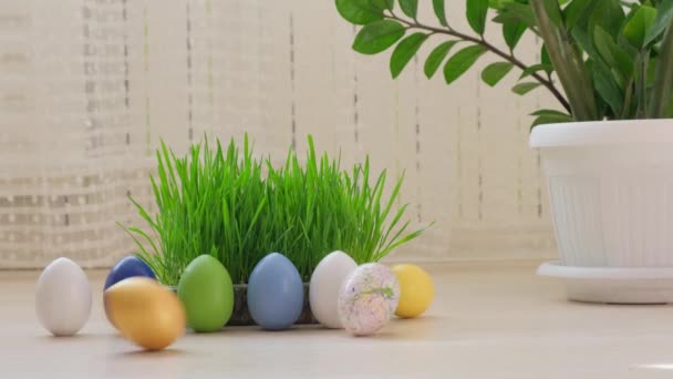 Ouă colorate de Paște care se rostogolesc pe acoperire din lemn. Compoziția tradițională de primăvară pentru primăvară . — Videoclip de stoc