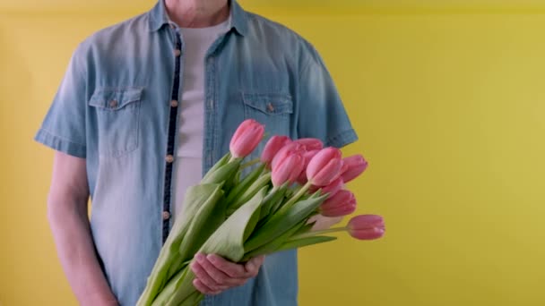 チューリップの花束。チューリップの花束を持つ男。男の手は花束を与える. — ストック動画