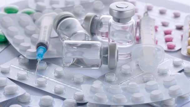 Verschiedene Medikamente, Spritzen und Ampullen mit Impfstoff aus dem Virus covid 19, 4k — Stockvideo