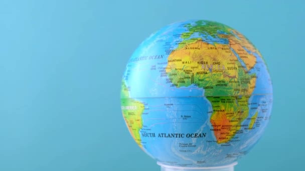 4k Terrestrial globe draait soepel. Globe voor kinderen in beweging — Stockvideo