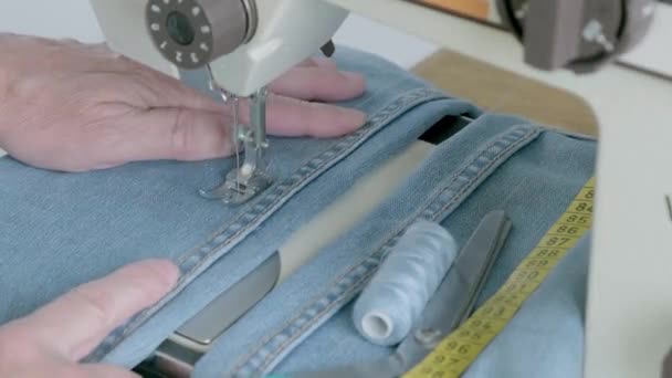 Couturière travaille vêtements de couture dans la machine à coudre, mains gros plan. — Video