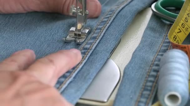 Costurera está trabajando la ropa de coser en la máquina de coser, las manos de cerca. — Vídeo de stock