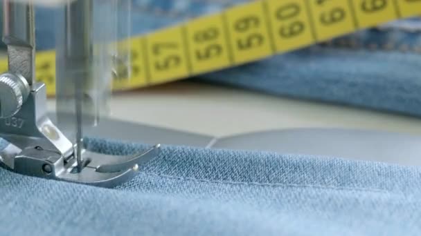 Máquina de coser con hilo en taller. Proceso de costura en una máquina — Vídeos de Stock