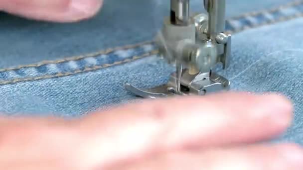Couturière travaille vêtements de couture dans la machine à coudre, mains gros plan. — Video