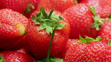 Tatlı Olgun Çilek Gıda Arkaplanı. Sulu çilek rotasyonu 360