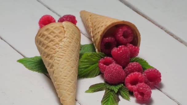 4K. wafel kerucut dengan rotasi raspberry segar di atas meja kayu putih. — Stok Video