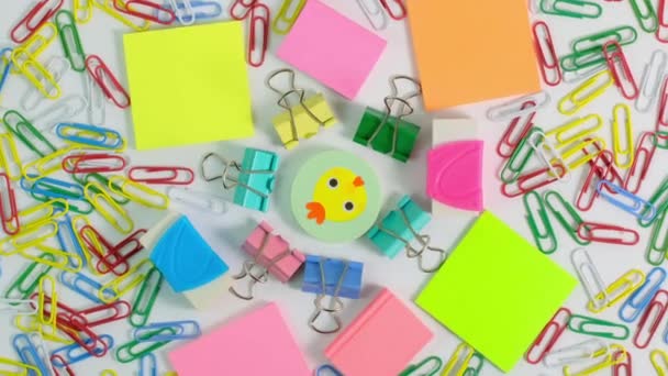 Spinning Colorful School Stationery Regreso Escuela Concepto Educativo Alumno Escuela — Vídeo de stock