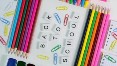 4 bin. Renkli Okul Kırtasiyesinin Dönüşü. Okul eğitimine dönüş konsepti. Okul Öğrenci Kırtasiyesi. Okulun ofis malzemeleri beyaz arka planda. 360 derece dönüş. Üst Manzara, Düz Yatay