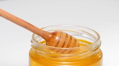 Taze balı kapat ve ahşap kaşık ile doldur..