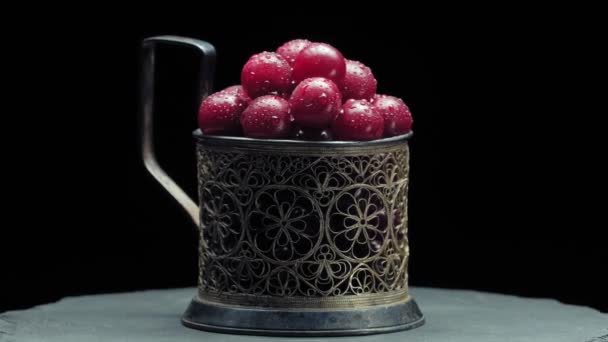 4K 。黑色烹饪概念有机食品上的老式金属碗轮转成熟新鲜樱桃 — 图库视频影像