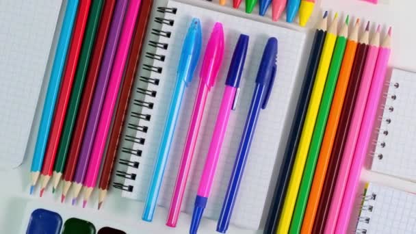 4K. Spinning of Colorful School Stationery. Regreso a la escuela Concepto educativo — Vídeo de stock