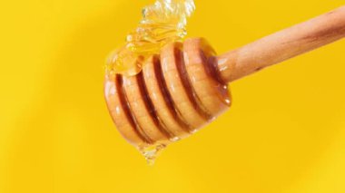 Taze sıvı balı kapat ve ahşap kaşık ile doldur.