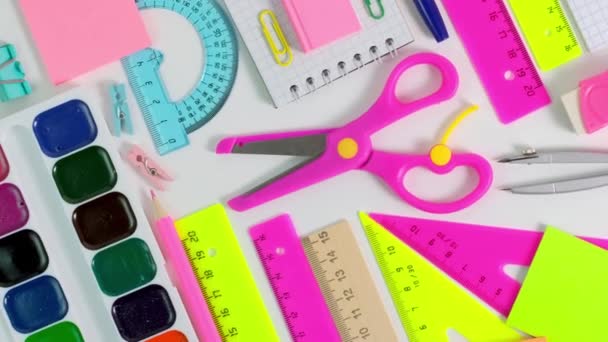 4K. Spinning of Colorful School Stationery. Retour à l'école Concept d'éducation — Video