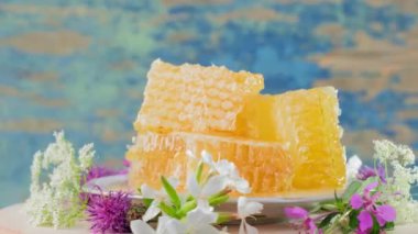 4 bin. Taze ballı bal petekleri kırsal arka planda yavaşça döner.