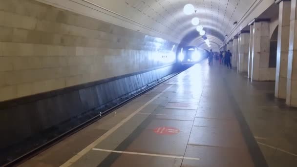 O comboio do metro vai para a estação a partir do túnel. Metro de Moscovo . — Vídeo de Stock