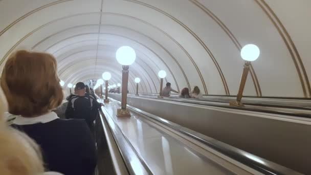 Ihmiset metrossa menevät alas metron liukuportaita.. — kuvapankkivideo