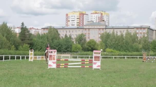 IZHEVSK, RUSSIA, AUGUST 07, 2021. Вершники на конях стрибають через перепону.. — стокове відео