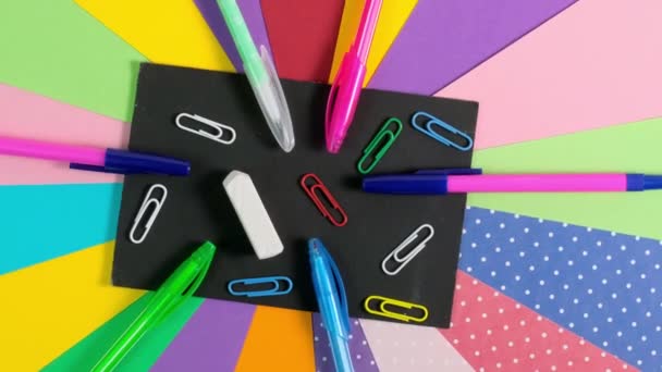 Fournitures de bureau scolaire sur fond de papier coloré. Rotation à 360 degrés — Video